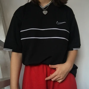 Vintage Nike tshirt - Populär Nike tshirt fyndad second hand. Skriv privat vid intresse! Köpare betalar frakt. Inga stundliga defekter. Gott skick. Endast använd en gång av mig. Visas på en s. SÅLD