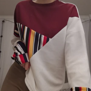 Sweatshirt  - Säljer en jätte fin vintage sweatshirt. fint skick. Älskar matrial o älskar tröjan men tröjan är inte riktigt min stil så därför säljer jag 🥰frakt ingår inte men då du vissa intresse tar ja reda på en rimlig fraktsumma! 