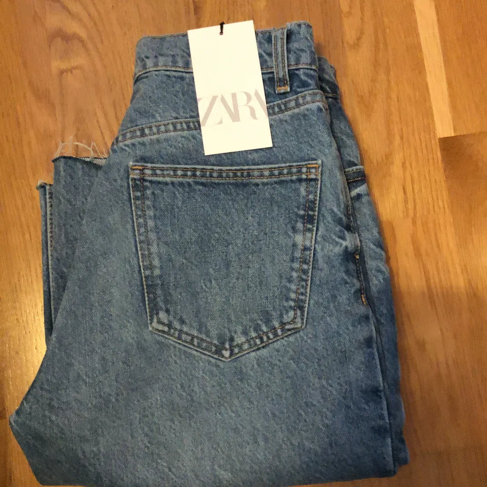 Säljer ett par zara jeans med lappen på och har aldrig använt, ändas provade! De är raw cut så man kan klippa de i vilken längd man vill. Skriv för mer bilder (köparen står för frakten). Jeans & Byxor.