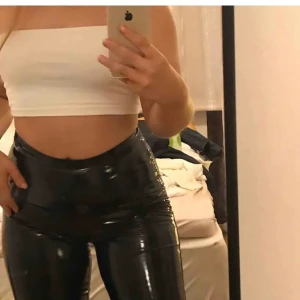 Lackbyxor - Super fina lackbyxor köpta från Gina tricot. Super sköna och höga i midjan och i väldigt bra skick!