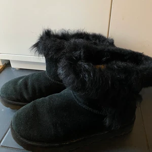 Uggs  - Säljer mina uggs då dom tyvärr inte längre kommer till användning. Dom är använda men i fint skick. Storlek 38.