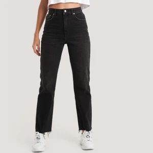 NAKD RAW HEM JEANS 36 - Säljer nu mina älskade jeans från NAKD! De är i väldigt gott skick, och verkligen såå snygga😍😍 Nypris 519kr, men jag säljer dom för 250kr! Skulle kunna gå ner lite i pris vid snabb affär. Köparen står för frakten, hör av er vid frågor!🤍🥰