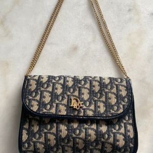 Vintage diorväska  - Säljer denna jättefina och trendiga diorväska. Har äkthetscerifikat. Går att ha både crossbody och på axeln. Den är i väldigt bra skick o måtten är ca 15x18🥰