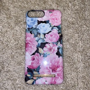 IDEAL OF SWEDEN SKAL - Ett blommigt snyggt ideal of Sweden skal som passar iPhone 6+,7+ och 8+ 💕💕 inga skador alls❗️❗️