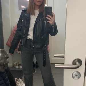 Skinnjacka från Zara - Säljer för att den inte kommer till användning. Den är i storlek L men känns mer som en S-M. Fint skick