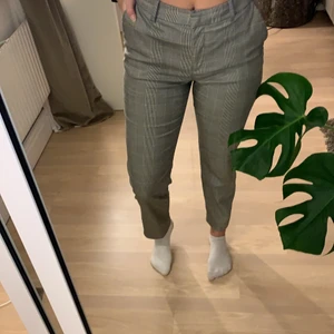 Kostymbyxor  - Jätte snygga kostymbyxor från H&M i storlek 36,köparen står för frakten!💕