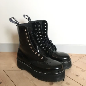 Dr. Martens Aggy 1490 strl 40 - Blanka, höga plattform-skor från Dr. Martens. Köpta för tre år sedan. Nya kan vara svåra att få tag i. Har stått orörda, max använts ca 4 gånger. Tyvärr kommer jag inte ihåg vart det andra skosnöret tagit vägen. Passar mig inte längre, därför säljer jag. Nypris 2500 kr.