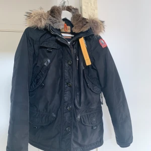 Parajumper Doris  - Jag säljer min parajumper i modellen ”Doris” i storleken M. Använd ett fåtal gånger men i väldigt bra skick. Nypris = 9299 kr. Startbud 2500 kr, budgivning avslutas 2 december kl 18.00. Kan levereras i Göteborg centrum. 