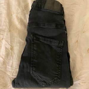 Molly Jeans  - Fina Molly jeans från Gina! Använd få gånger - säljer dunjacka har dubbletter ☺️