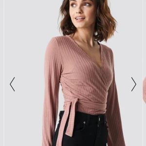 Rosa topp - Rosa topp med band i midjan från NAKD. Använd en gång, strlk M (passar även S) skriv för mer info/bilder. Pris kan diskuteras