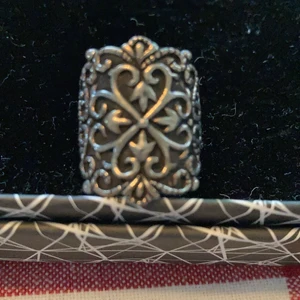 Kenza äkta silver maffig ring  - Såå snygg ring från Kenza för Gulfynd. 16 mm i storlek. 2,5 cm hög.  Frakt ingår i priset. 😊