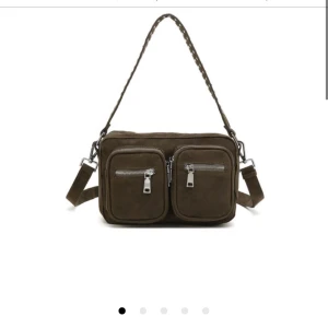 Noella väska - Super fin noella väska köpt här på Plick säljer pga ingen användning en del slitningar på den