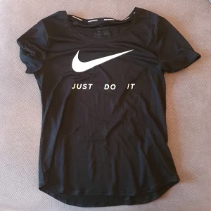 Nike - Väldigt tunn. Budgivning börjar på 100kr. 