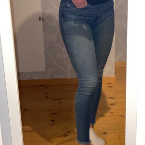 Blåa jeans - Säljer dessa blåa jeans pågrund av att dom inte passar längre. (fransigt längst ner)