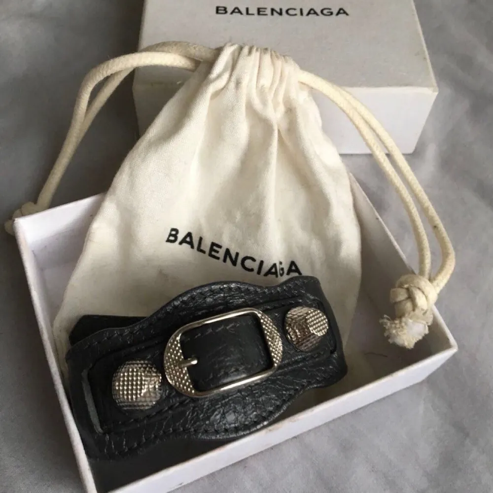 Balenciaga, armband Giant silver i svart präglat skinn med nitar och spännen. . Accessoarer.