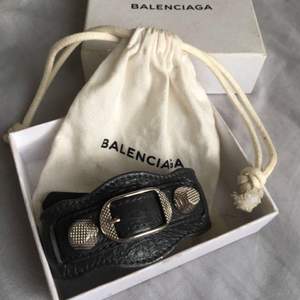 Balenciaga, armband Giant silver i svart präglat skinn med nitar och spännen. 