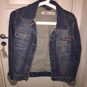  - Jeansjacka i bra skick. 