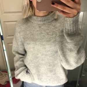 Grå stickad tröja Stl xs/s - Sjukt skön och mysig grå stickad tröja, använd ungefär 1-2 gånger, ganska varm, 