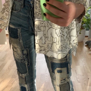 Ralph Lauren jeans - Säljer dessa skit coola patch jeansen från Ralph lauren, är 174 och dem är bra i längden. Brukar ha 28 och dem sitter bra på mig, behöver inget bälte eller så. Bara att skriva för fler bilder 💜🕺🏻