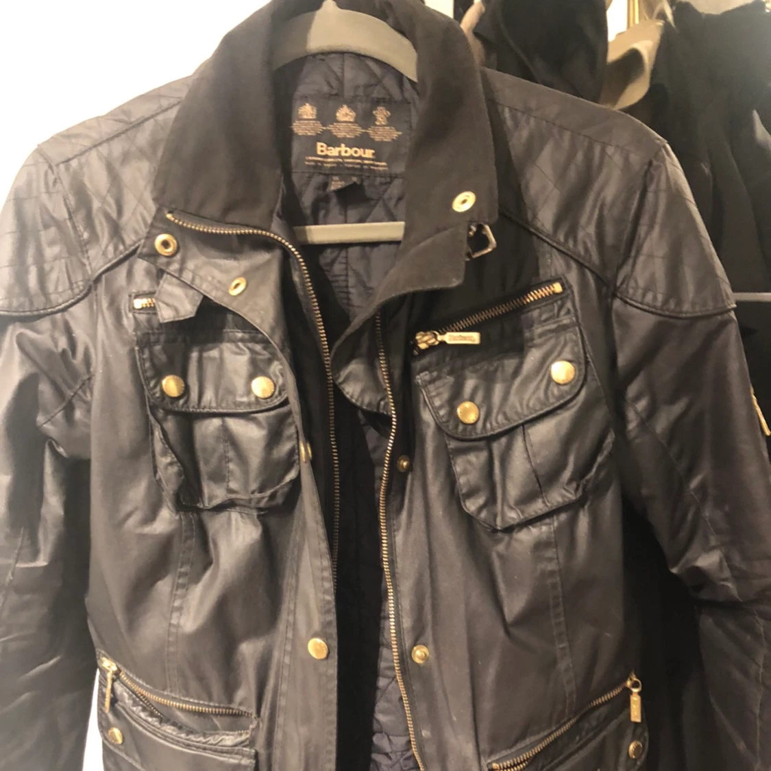 Barbour jacka svart lackad med gulddetaljer  - 91