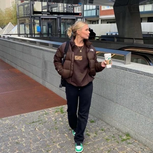 Söker brun north face jacka :) - Söker denna jacka på bilden.