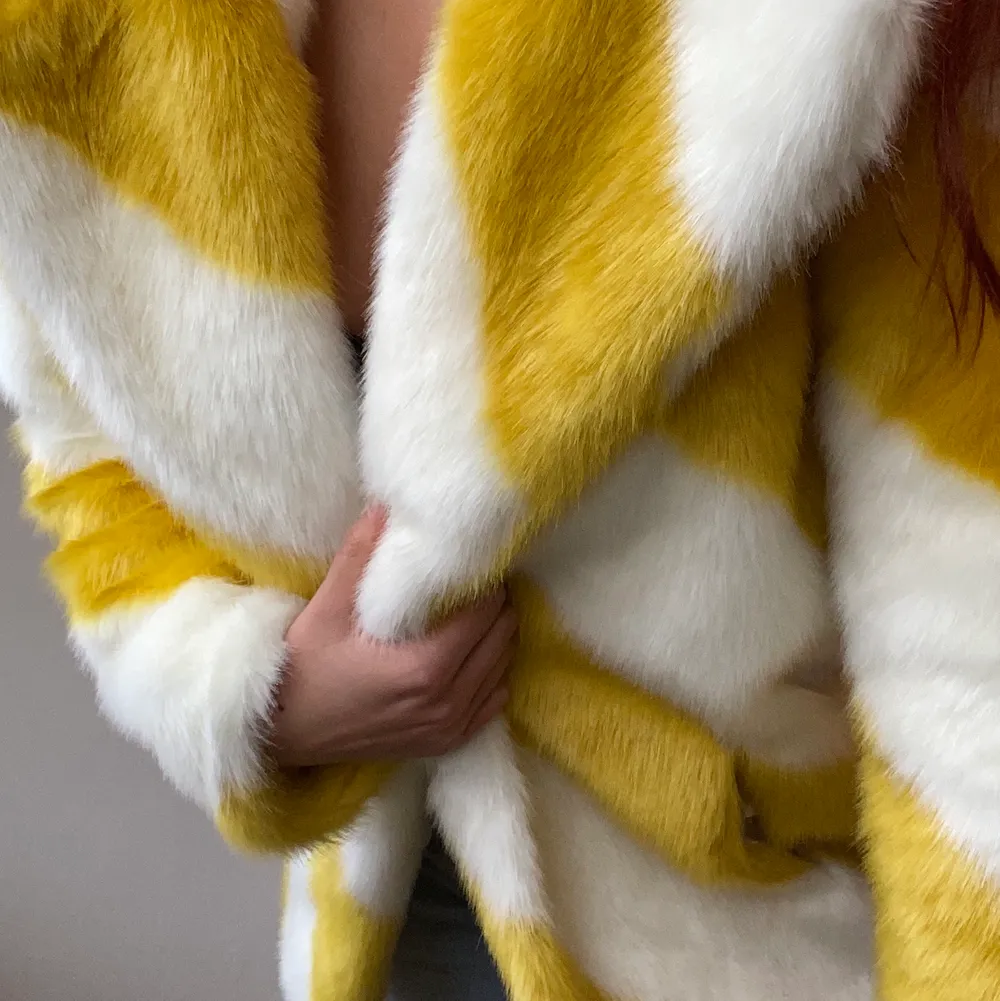 Jääättefin fake päls jacka från märket Jakke i gult och vitt mönster. Strl 38. 600kr, köparen står för frakten 🥰✨. Jackor.