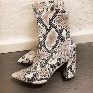 Klackar - Ett par orm klackar inköpta i Spanien. Köpte de för 400 och säljer för 200. Aldrig använda! Storlek 36💗 Buda i kommentarerna 