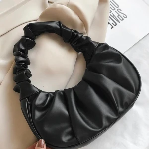 Svart baguetteväska - Intressekoll på min sjukt fina väska. Använt den en gång och tycker den är så otroligt fin men den kommer tyvärr inte till användning. Liten snygg och trendig baguetteväska som faktiskt rymmer ganska mycket! Budgivningen avslutas 1,5 v efter första budet!