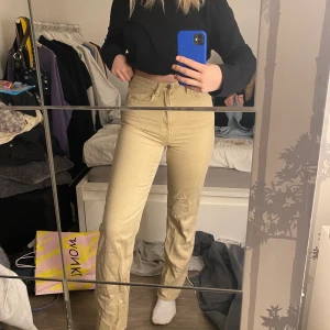 Weekday rowe jeans - Weekday jeans i modellen rowe. Jättesnygg beige färg. Långa på mig som är 171. Storlek 27/32 jättebra skick.