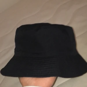 Buckethat - Svart buckethat, ej använd! Kontakta vid info, fraktar för 11kr:)