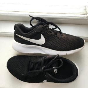 Nike träningsskor storlek 36 - Använda svarta Nike träningsskor. 🖤 Pris: 200 kr. Först till kvarn. Leverans är inte inräknat i priset💞