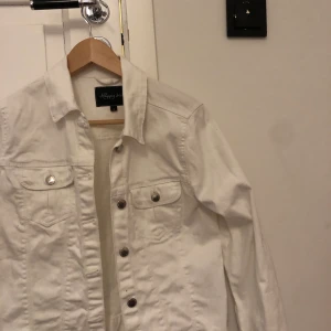 Jeansjacka - Vit skit snygg jeansjacka i storleken S-M beroende på hur man vill att den ska sitta!