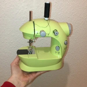 mini symaskin ljus grön - köptes på tradera för 200 kr för några månader sen men har bara stått o skräpat tyvärr. super gullig som prydnad dock. funkar helt okej  - lagade en kofta med den en gång. det gick bra men pedalen är trög, tror det kan vara nåt glappt i kabeln. somsagt gick det bra ändå men skulle säga att den kan laga små problem på klädesplagg och är framförallt väldigt söt. 