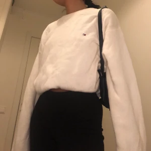 Vintage stickad tröja  - Fin vit stickad tröja utan några skador perfekt till vinter! Köpt på loppis, därav lågt pris