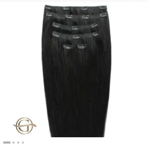 Löshår - Köpte dehära men fick fel färg ska ha brunt men de är svart och de är clips. 50cm långt inte akvänt de är inte äkta hår men de tål å bli plattat och lockat :)))