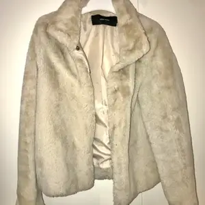 Skitsnygg vit/beige jacka från Vera Moda. Perfekt nu i vinter. Frakt tillkommer!🌸