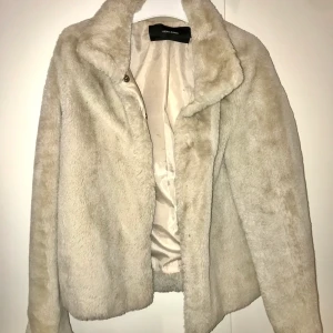 Fluffig jacka från Vera Moda - Skitsnygg vit/beige jacka från Vera Moda. Perfekt nu i vinter. Frakt tillkommer!🌸