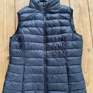 Chelsea - En svart Chelsea väst i storlek L med två stycken fickor, liten i storleken(M/S). En simpel modell i bra skick. Kan användas på tidig vår så som höst lika bra som med en varm tröja på vintern. Köpt i Göteborg. (Kontakta för mer bilder) Köparen betalar för frakt. Swish. 