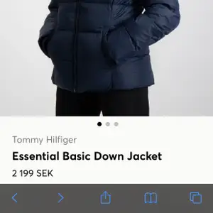 En ”Essential Basic Down Jacket” i svart köpt på kidsbrandstore 2018 i jättefint skick! 