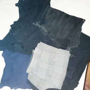 Kläd bundle - Ett paket med 5 klädesplagg, ett par byxor, ett par shorts, en klänning, en tröja och en hoodie. Det är från blandade märken bland annat weekday och monki. Köparen står för frakt.