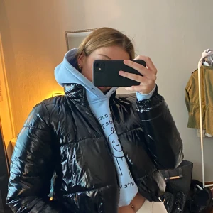 Vinterjacka från chiquelle - Säljer denna snygga vinterjacka från chiquelle i storlek S. Inga skador eller så. Köpt för 600kr säljer för 370kr + frakt💕