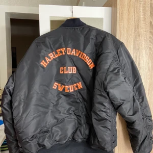 Harley Davidson!!! - Sjukt fet bomber jacka med Harley Davidson logga! Lite personlig, sliten på vissa ställen och har små fläckar lite här och där(kommer tvättas innan den fraktas), därav i bra skick. Frakt tillkommer då jackan är stor