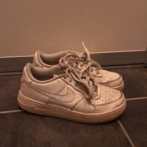 Nike air force 1 - Säljer mina vita nike air force 1 i den lägre varianten. Skorna är i bra skick men väl använda, sulan börjar bli lite gul så därav priset ⚡️