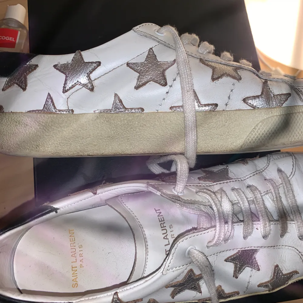 Säljer mina skit snygga Saint Laurent sneakers som tyvärr inte kommer till användning ny pris ca 4500 kr🥰. Skor.