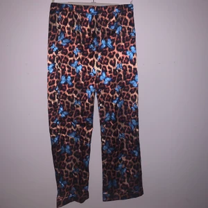 Fjärils set - Ett jättefint set som både går att användas till vardags eller pyjamas, dom är aldrig använda och i bra skick🌟 köparen står för frakten 