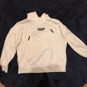 Stranger things hoddie  - Säljer denna snygga stranger things hoddie. As snygg från pull & bear. 