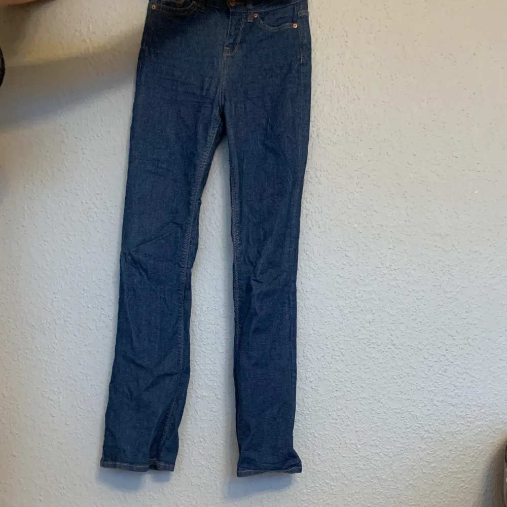 Säljer nu mina fina Bootcut från Ginatricot då de inte passar mig längre! Fint skick, storlek XS💫  Kan mötas eller skicka💫. Jeans & Byxor.