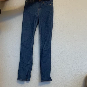 Bootcut Jenas stl XS🦋 - Säljer nu mina fina Bootcut från Ginatricot då de inte passar mig längre! Fint skick, storlek XS💫  Kan mötas eller skicka💫