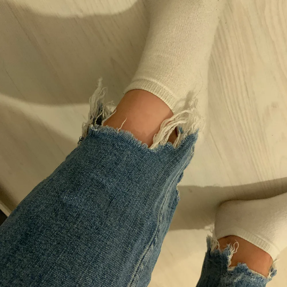 Jeans från H&M i storlek 29! Slitningar på knäna samt längst ner vid foten. Jeans & Byxor.