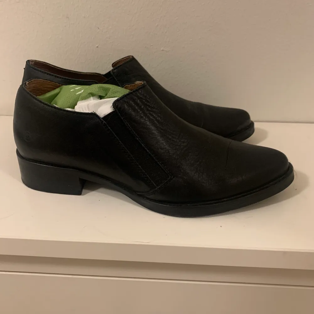 Mycket sparsamt använda ankle boots. Super välgjorda skor i äkta läder. Inköpspris ca 1300kr. Skor.